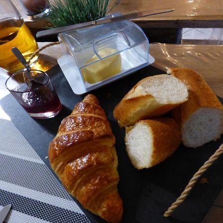 Les Petites Brosses Bed & Breakfast Montbizot ภายนอก รูปภาพ